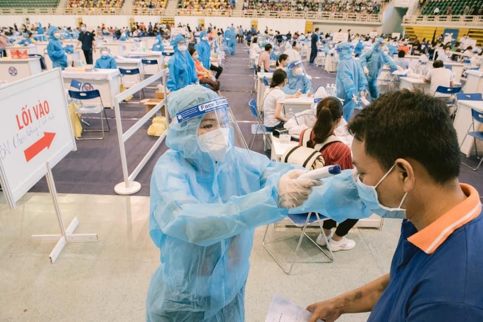 Phương Thanh bị nói da đen, mặc xấu khi làm từ thiện-23