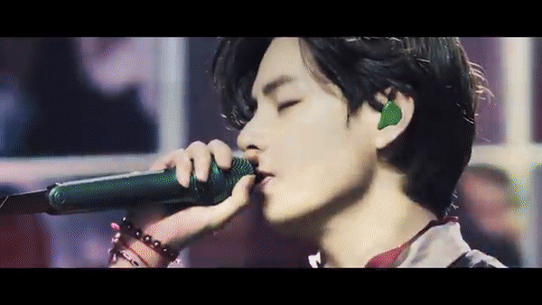 BigHit đăng concert BTS, fan chỉ chú ý body 8 múi của JungKook-3