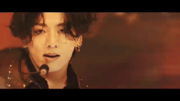 BigHit đăng concert BTS, fan chỉ chú ý body 8 múi của JungKook-1