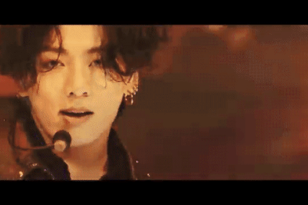 BigHit đăng concert BTS, fan chỉ chú ý ‘body 8 múi’ của JungKook