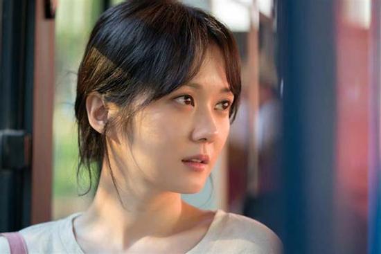 Thấy đôi tất cũ rách của người yêu, tôi định vứt thì anh òa khóc