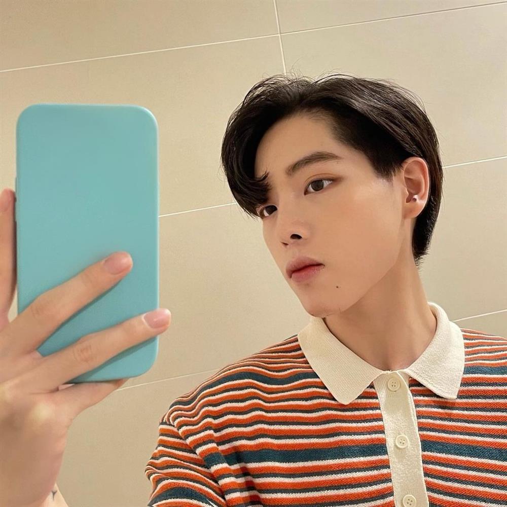 Vì sao Đức Phúc toàn selfie với điện thoại không có camera?-1