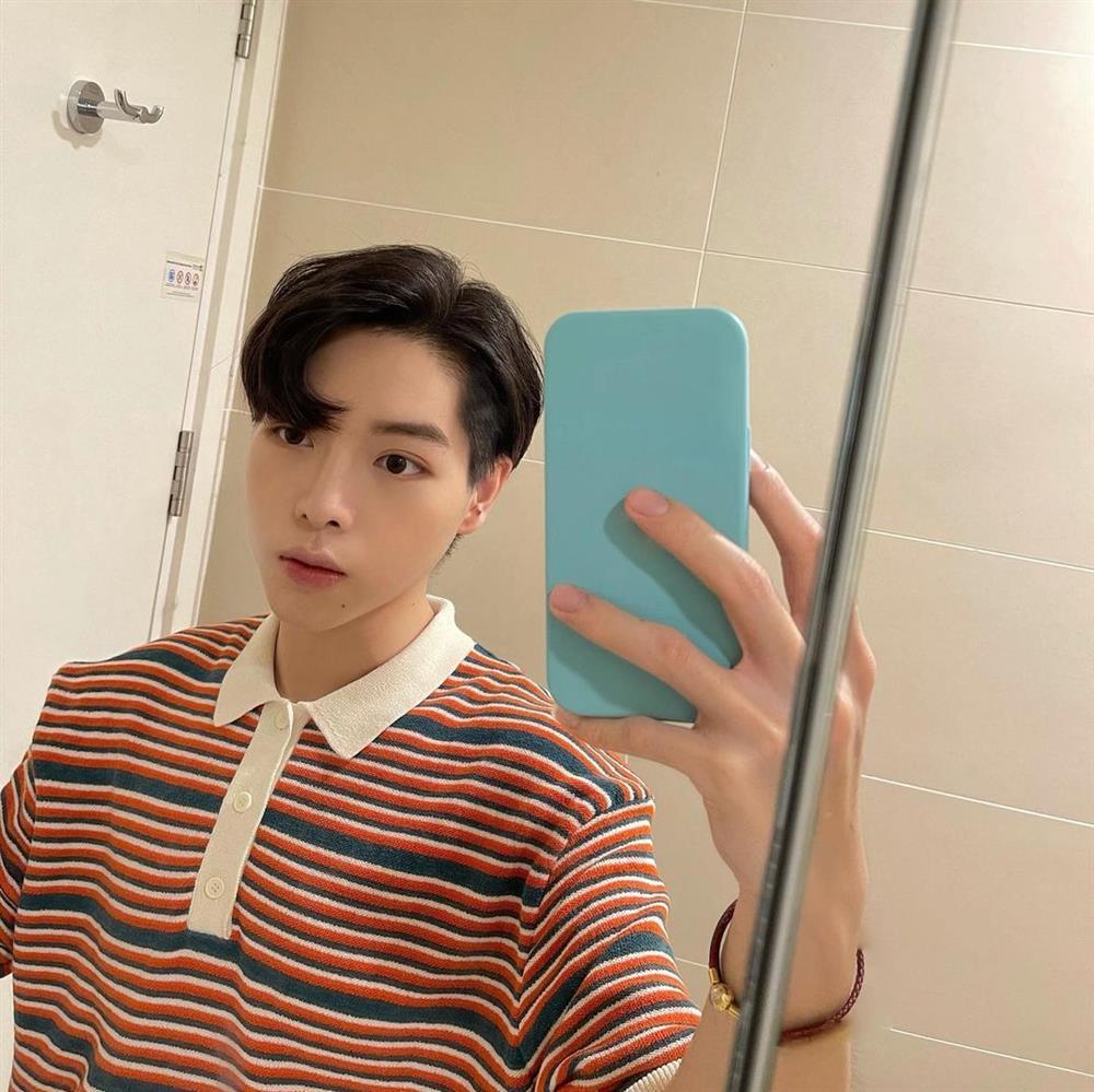 Vì sao Đức Phúc toàn selfie với điện thoại không có camera?-2