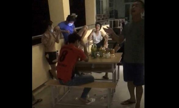 Tụ tập liên hoan mừng hết cách ly, nhóm người tiếp tục bị giữ-2