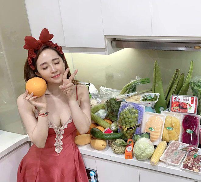 Khoe giỏ thực phẩm được tặng, "Cá sấu chúa" Quỳnh Nga khiến netizen chỉ chú ý đến vòng 1 như muốn bật khỏi lớp váy ngủ mỏng manh.