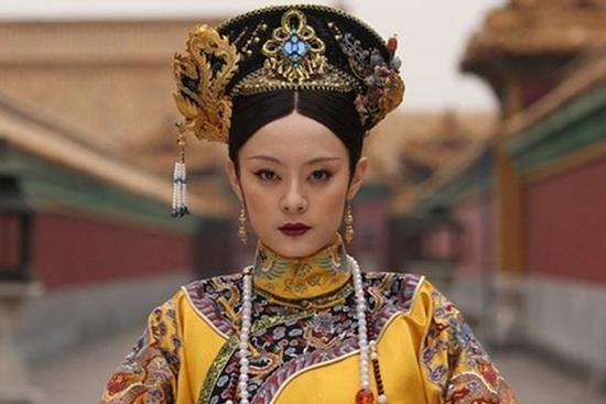 Hoàng hậu ngang ngược mắng bố chồng, tặng quà 'độc' dằn mặt Hoàng đế