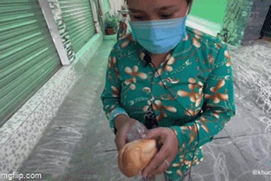 Xin bánh mì từ thiện, mẹ đơn thân òa khóc thấy 'nhân' bên trong