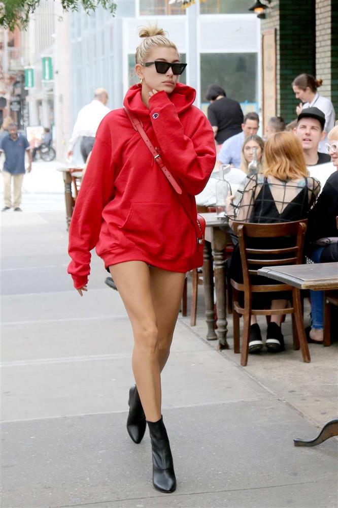 Mix đồ với boots cổ ngắn chuẩn như Gigi Hadid, Hailey Bieber-5
