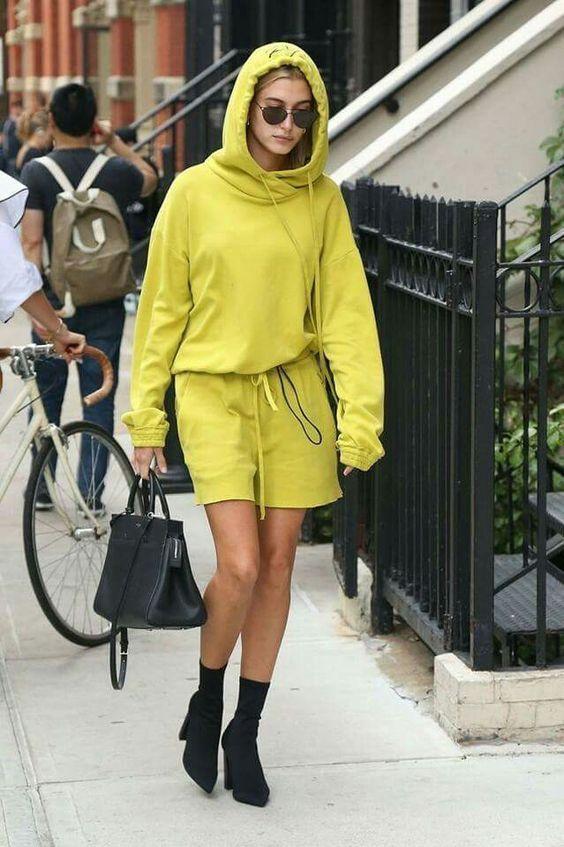 Mix đồ với boots cổ ngắn chuẩn như Gigi Hadid, Hailey Bieber-9