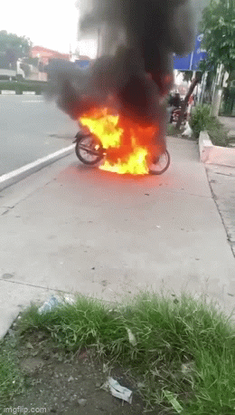 Ra đường bị phạt, thanh niên cứng châm lửa đốt luôn xe máy-1