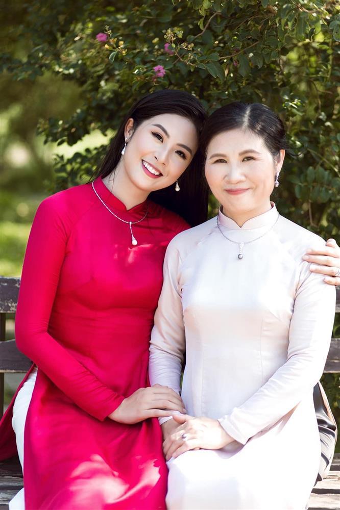 Hoa hậu Ngọc Hân tặng cha mẹ món quà đặc biệt nhân lễ Vu Lan-1
