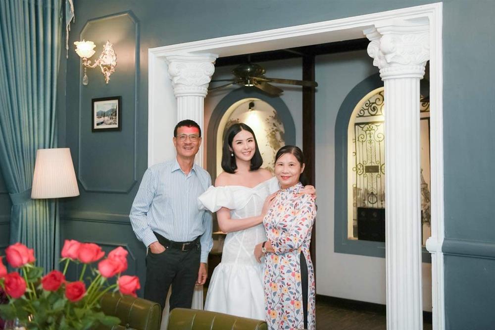 Hoa hậu Ngọc Hân tặng cha mẹ món quà đặc biệt nhân lễ Vu Lan-4