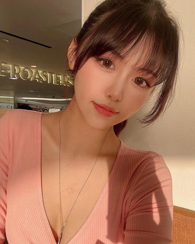 Vẻ mơn mởn của thí sinh Hoa hậu 17 tuổi hẹn hò Châu Tinh Trì-17