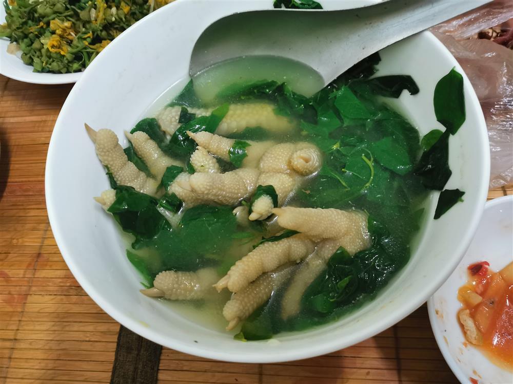 Bát canh móng gà nhọn hoắt, nhìn là hoảng đừng nói đến ăn-1