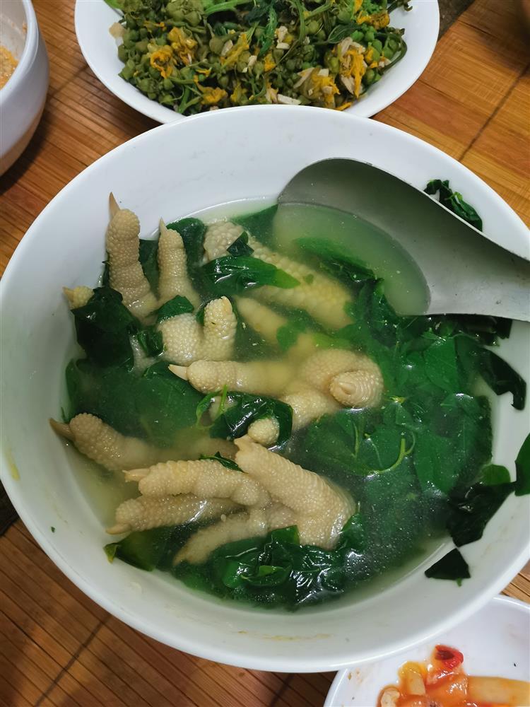 Bát canh móng gà nhọn hoắt, nhìn là hoảng đừng nói đến ăn-2