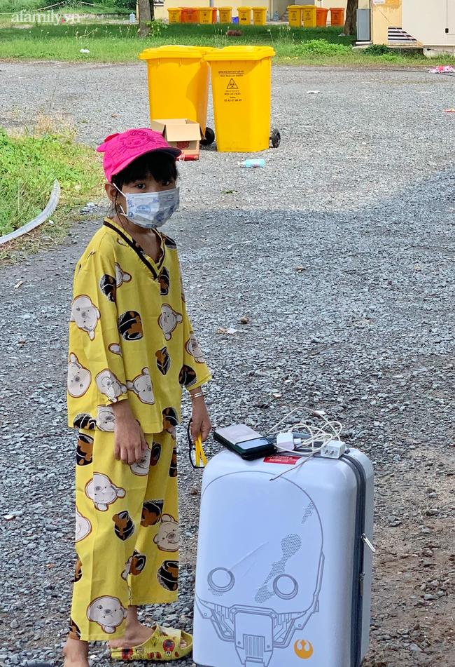 Ông mắc Covid-19 chưa thể về, bé gái 7 tuổi chào mãi chẳng chịu đi-1