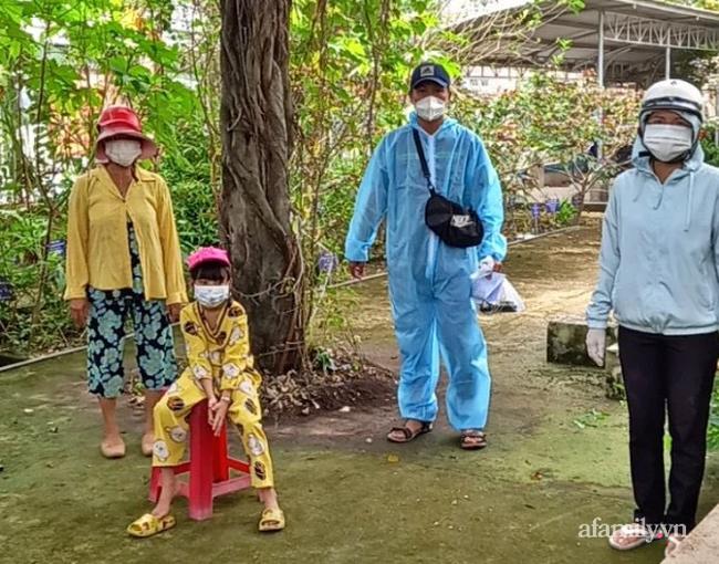 Ông mắc Covid-19 chưa thể về, bé gái 7 tuổi chào mãi chẳng chịu đi-3