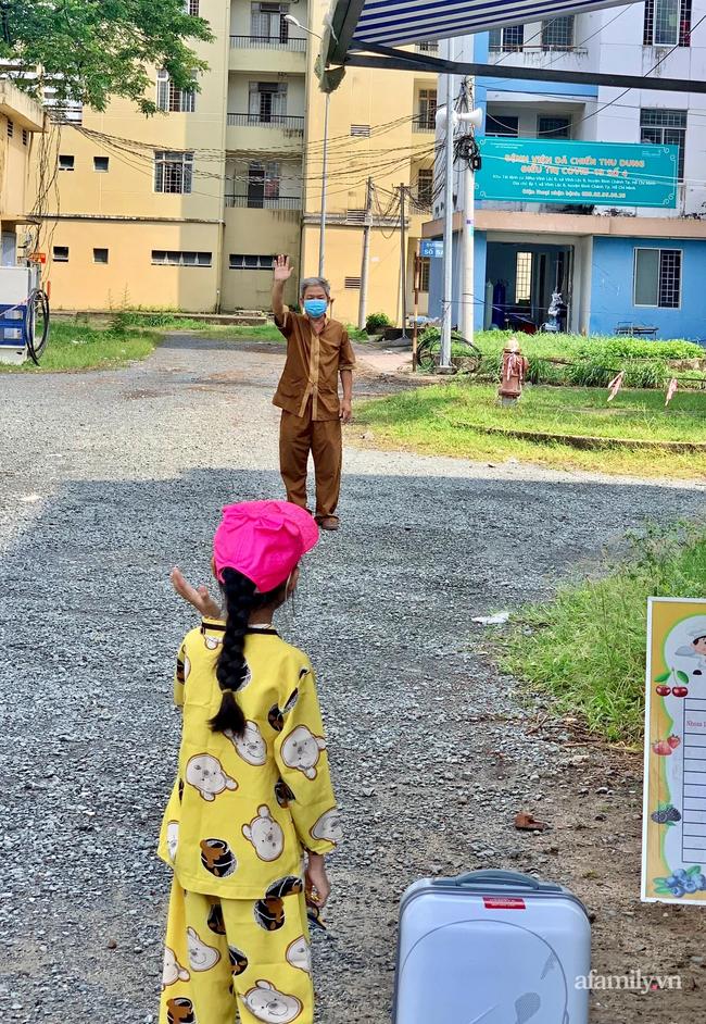 Ông mắc Covid-19 chưa thể về, bé gái 7 tuổi chào mãi chẳng chịu đi-4