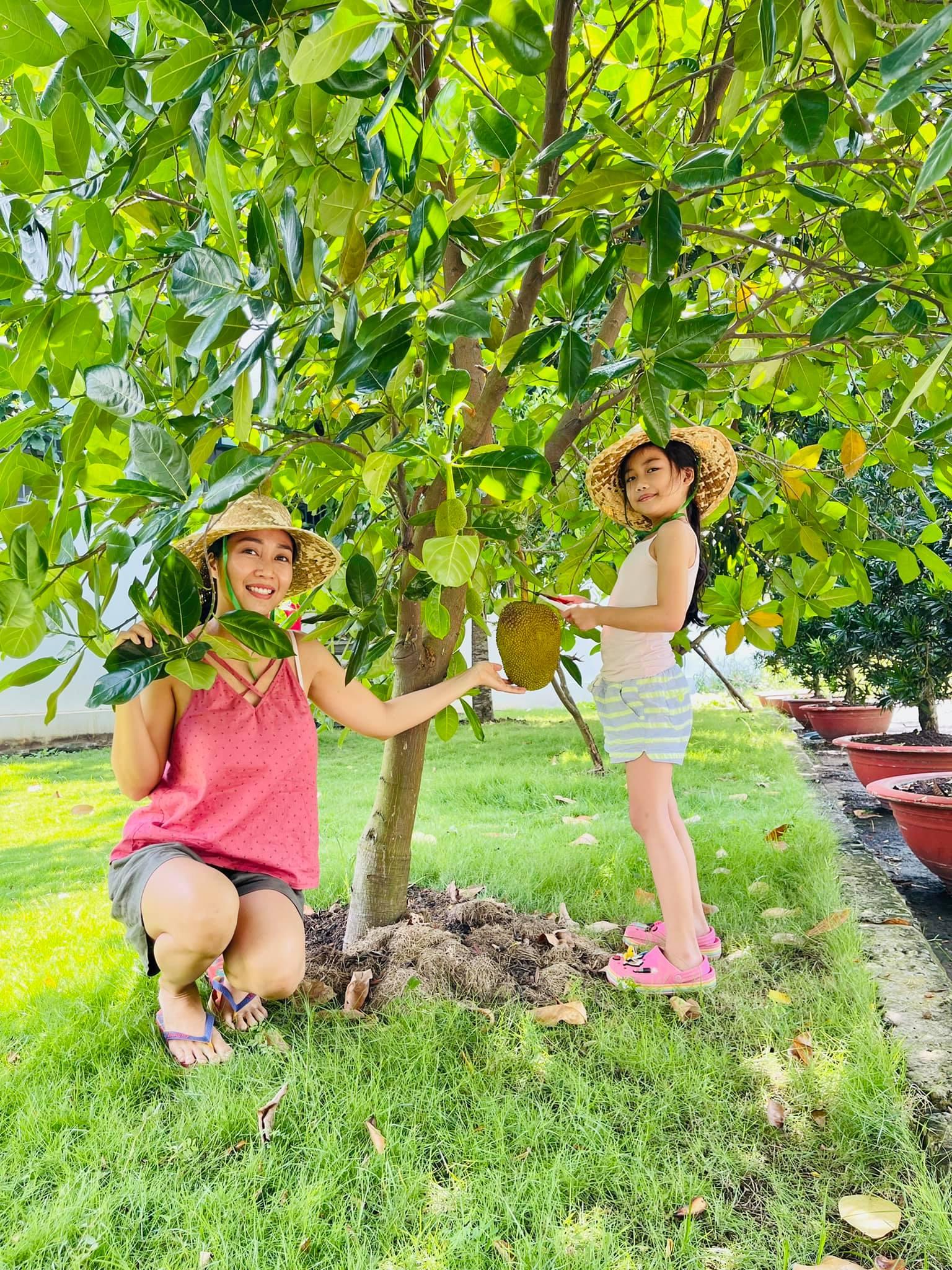 Con gái Ốc Thanh Vân được nhiều người yêu mến bởi ngoại hình xinh xắn, dễ thương. Hình ảnh của mẹ con Ốc Thanh Vân khép lại tin sao Việt.