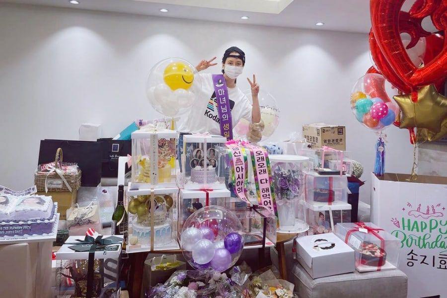 Song Ji Hyo cảm ơn người hâm mộ vì lời chúc sinh nhật, đồng thời chia sẻ về những món quà cô nhận được trong dịp sinh nhật 40 tuổi.
