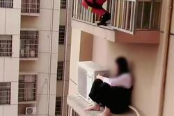 Clip: Bị giục lấy chồng, cô gái tuyệt vọng lên tầng 13 định tự tử