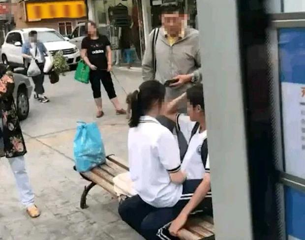 Cặp học sinh diễn cảnh nóng giữa đường, người lớn đỏ mặt nhắc nhở-1