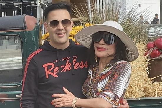 Diễn viên 68 tuổi tiết lộ mang thai, 'bồ trẻ' sốc