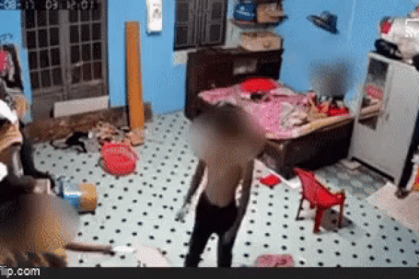 Vén màn clip con đánh mẹ, dọa giết vì không cho mượn điện thoại-3