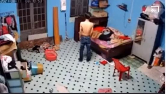 Vén màn clip con đánh mẹ, dọa giết vì không cho mượn điện thoại-1