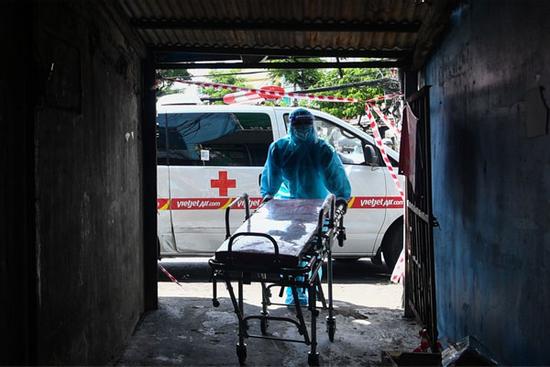 Nữ hộ sinh đang mang thai tử vong vì COVID-19 ở Bình Dương