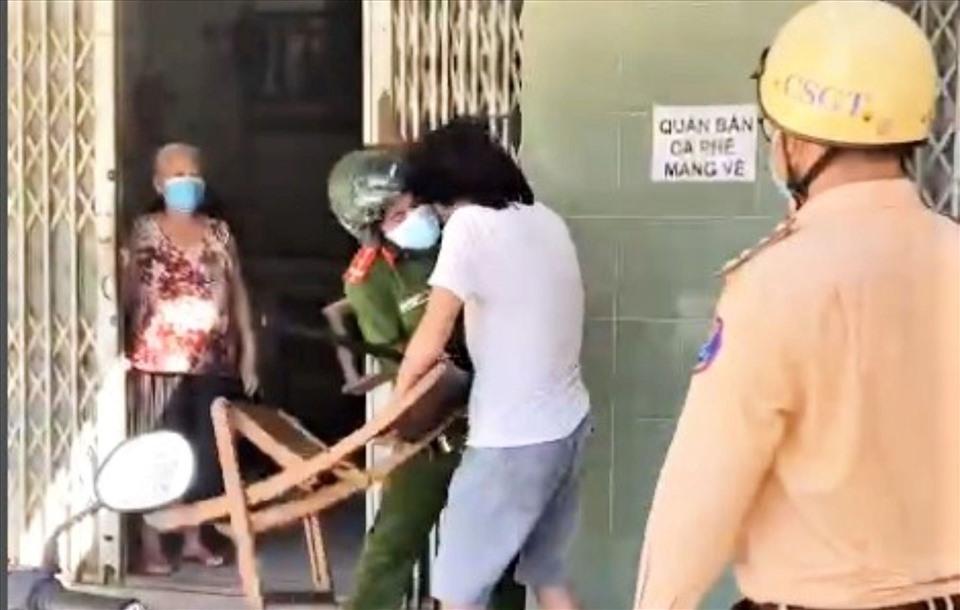 Ông chú vác ghế phang công an: Bị loạn thần, từng có tiền án-1