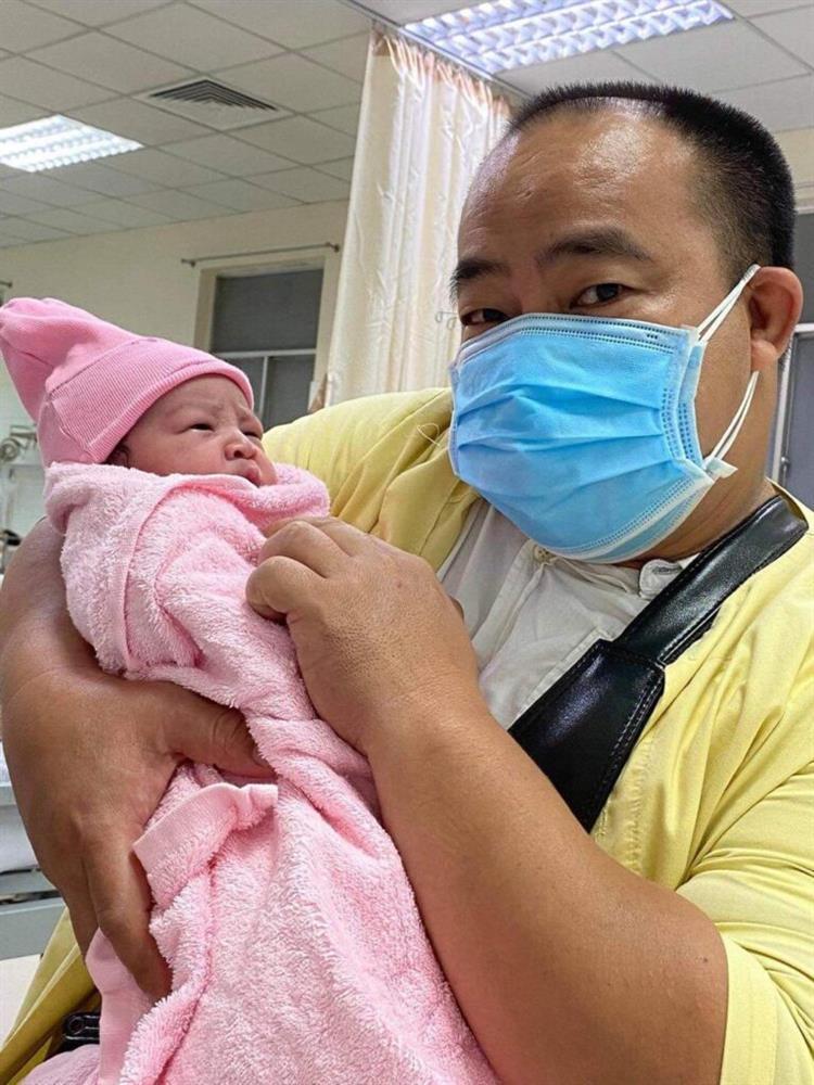 Hiếu Hiền khoe con gái sơ sinh, nhà 3 nhóc giống bố như lột-5