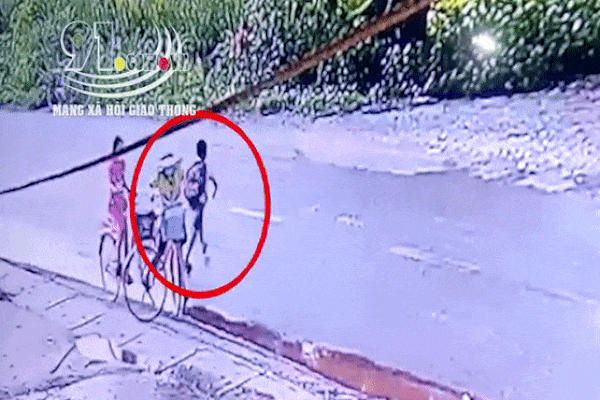 Xe điên gây tai nạn, kéo lê xe máy tóe lửa bỏ chạy trên phố Hà Nội-1