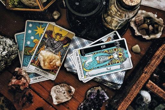 Bói bài Tarot thứ 5 ngày 19/8/2021: Cô đơn đến ám ảnh