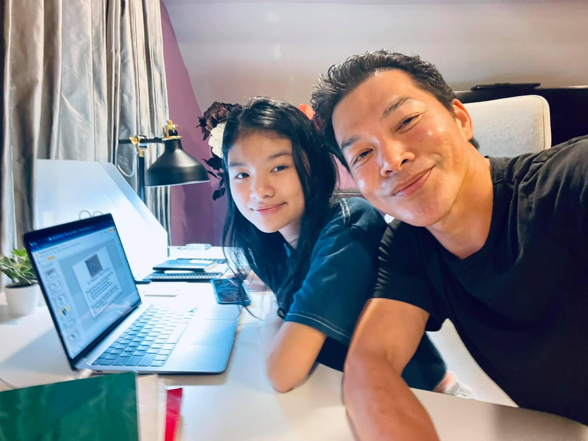 Trần Bảo Sơn khoe ảnh bên ái nữ đầu lòng: "Ngày đầu con gái yêu học trực tuyến, chưa gì đã học lớp 8 rồi".
