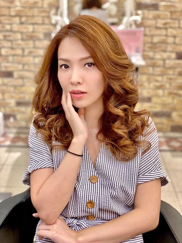 Đan Lê than vãn: "Ước nguyện nhỏ nhoi của em bây giờ là được đi cắt tóc gội đầu các bác ạ. Chắc bác nào tóc dài mới thấu hiểu nỗi lòng em. Mỗi lần 'giặt' tóc, cúi đầu muốn gãy cổ, còng lưng luôn", khép lại tin sao Việt.