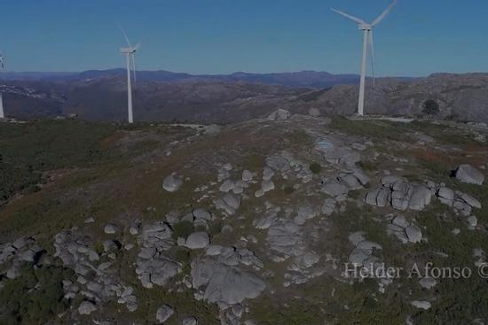 Ngôi nhà bằng đá bên trang trại điện gió