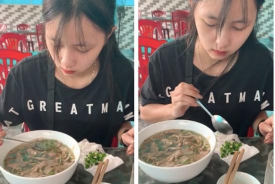 Cô gái bị ném đá chỉ vì hành động khác người khi đi ăn phở
