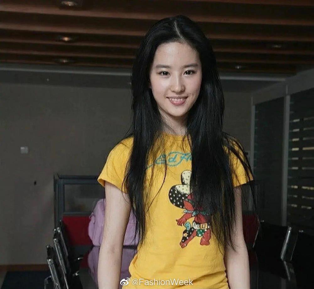 Nhan sắc thật của Lưu Diệc Phi trong ảnh hiếm quá khứ-6