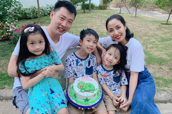 Showbiz Việt không thiếu những gia đình đông con nổi tiếng và đáng yêu. Cùng khám phá danh sách 10 gia đình Vbiz đông con và được thưởng thức những khoảnh khắc đáng yêu, tình cảm của họ. Hãy cùng cười vui và cảm nhận sự hạnh phúc của gia đình.
