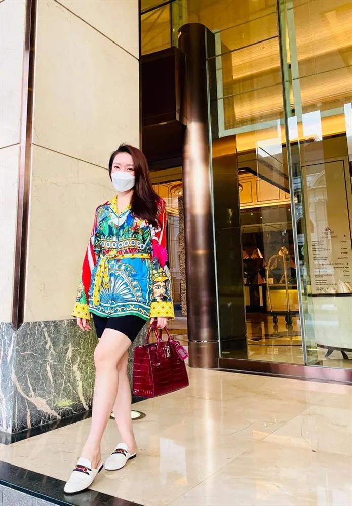 Vợ mới kém 16 tuổi của Chi Bảo lên đồ giấu bụng bầu 5 tháng siêu đỉnh-1