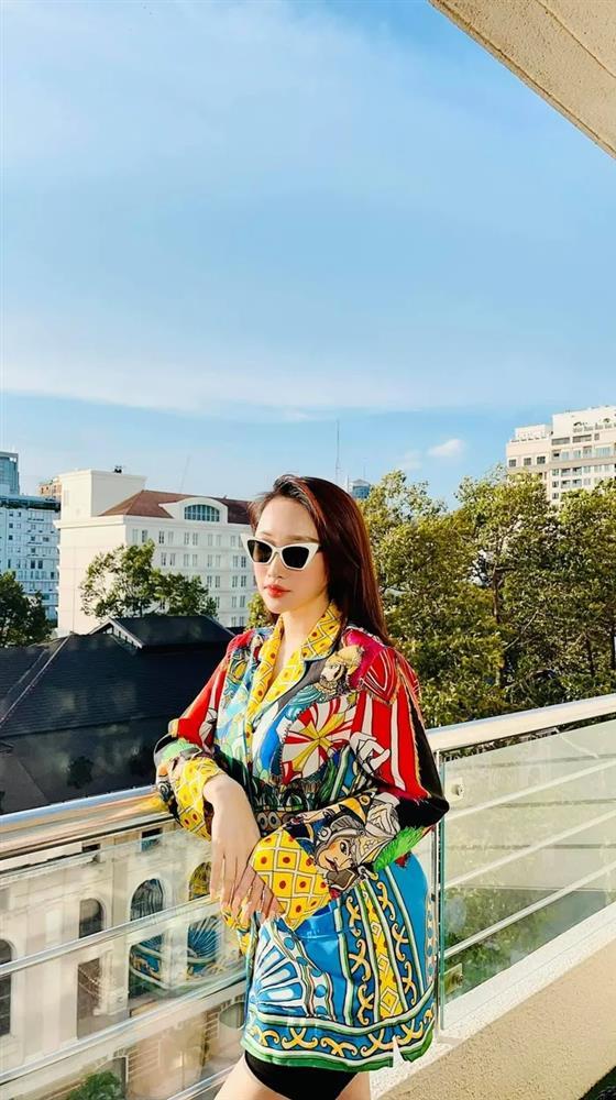 Vợ mới kém 16 tuổi của Chi Bảo lên đồ giấu bụng bầu 5 tháng siêu đỉnh-2