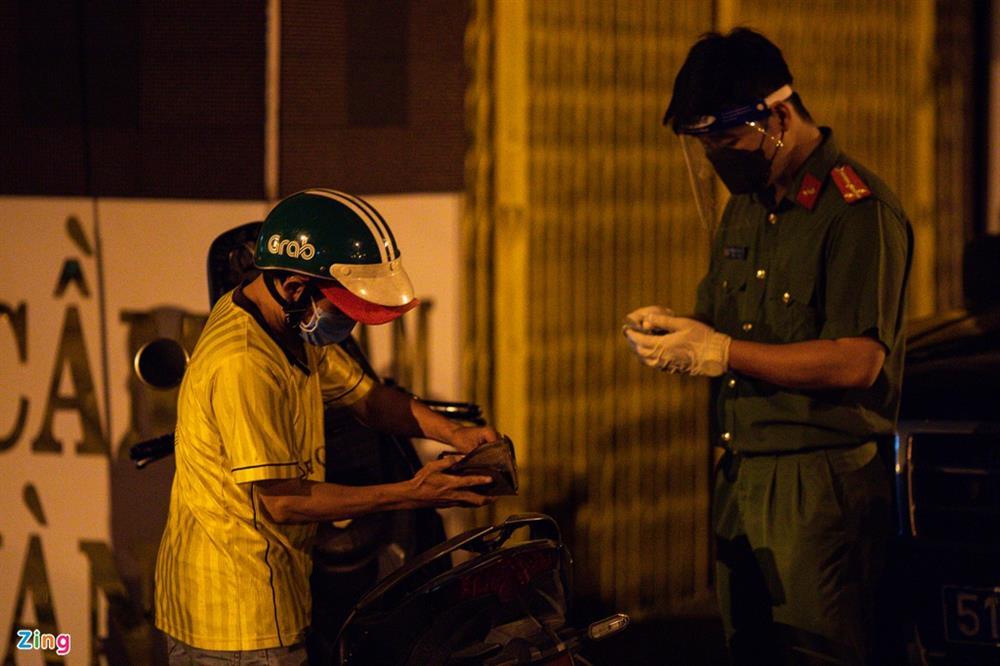 Nhiệm vụ chưa hẹn ngày về của người lính tuyến đầu chống dịch ở TP.HCM-1