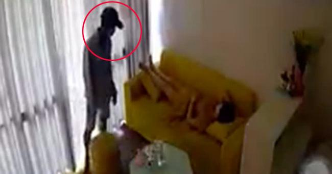 Clip: Đi ăn trộm, thấy gia chủ mặc váy, kẻ biến thái khó kìm lòng-1