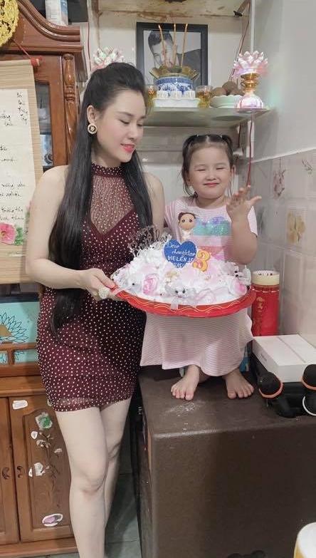 Linh Lan - vợ thứ 2 của cố ca sĩ Vân Quang Long - mừng sinh nhật con gái: "Nhờ Facebook lưu giữ kỷ niệm năm sinh nhật của Helen được 3 tuổi, 18/8/2021, cũng là năm đau thương nhất trong đời của 2 mẹ con mình vì ba Long mãi mãi không còn gọi về hay nhắn tin chúc mừng sinh nhật cho con gái Helen của mẹ nữa".