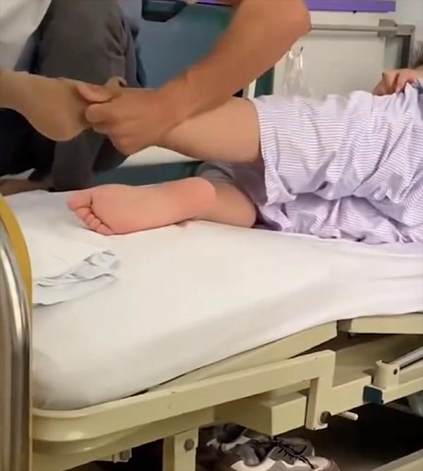 2 sản phụ cùng chung phòng, 2 ông chồng ứng xử khác biệt-1