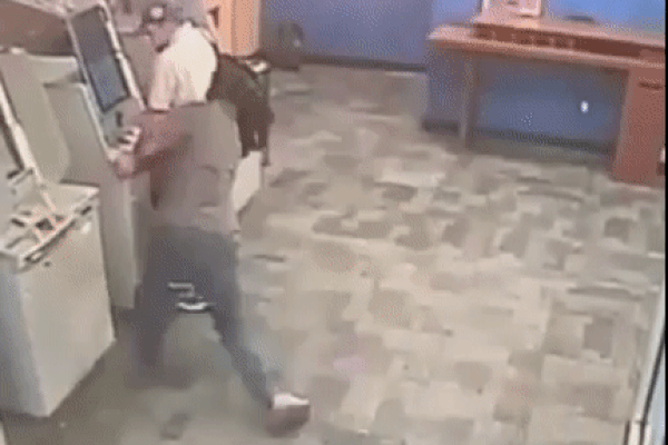 Chém vợ tử vong, lấy chăn trùm kín thi thể rồi đi đầu thú-2