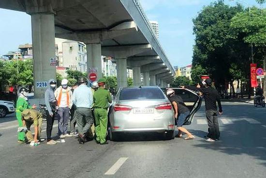 Thanh niên lái ô tô hất văng cán bộ kiểm dịch Covid-19 rồi bỏ chạy