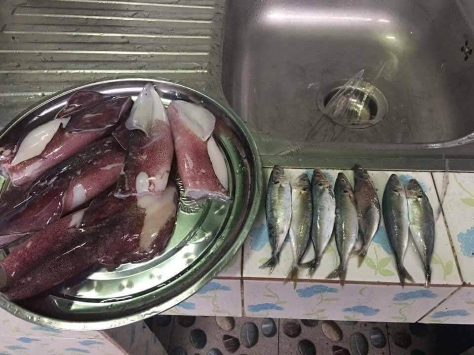 Vui hơn Tết vì mua cá được khuyến mại mực ăn thêm mùa dịch-4