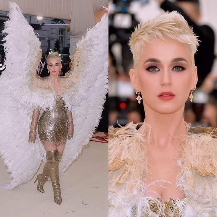 Katy Perry hóa đại bàng với thiết kế siêu to khổng lồ.